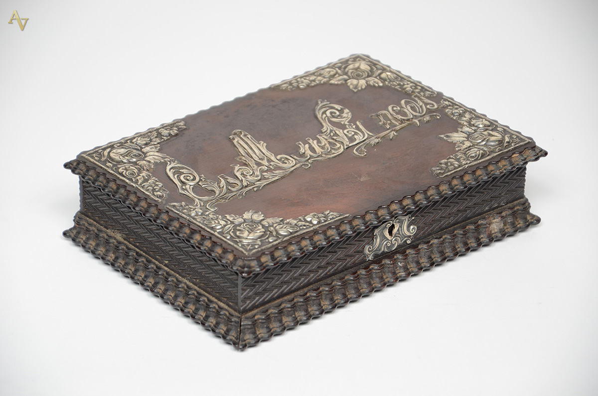Caixa de madeira com detalhes em prata. Medidas 25 x 18 cm e altura... - foto 1 de 2