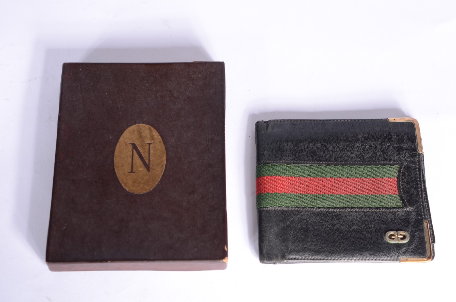 Duas carteiras masculinas, sendo uma Gucci e outra da Natan. Pequenos... - foto 1 de 5