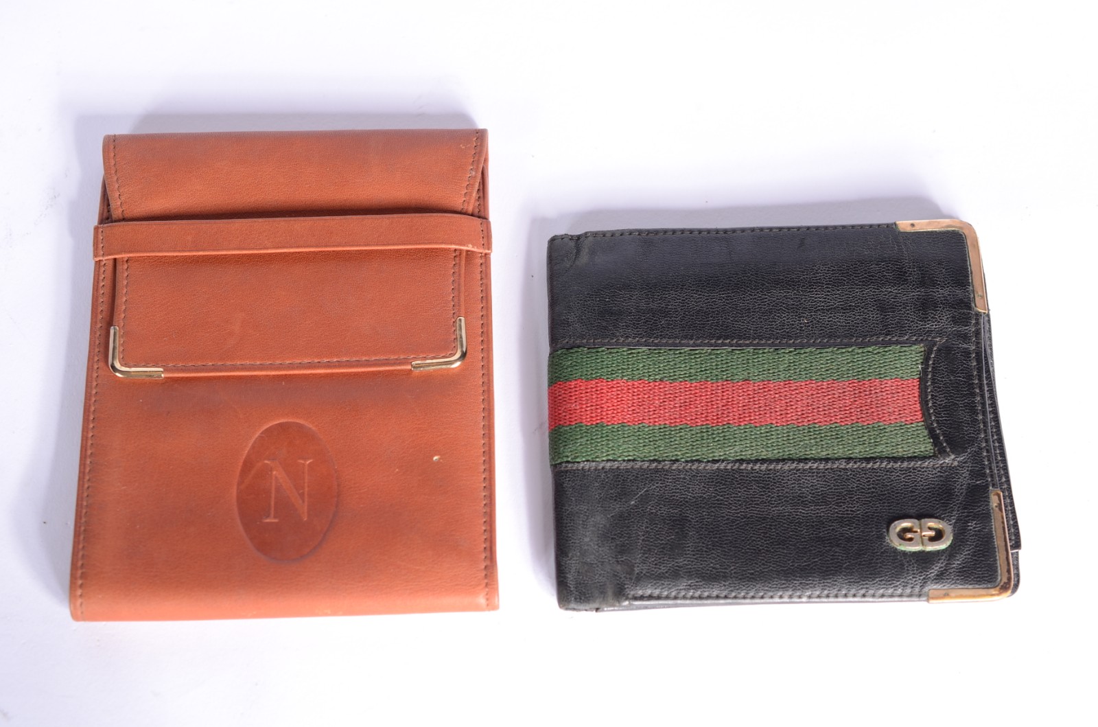 Duas carteiras masculinas, sendo uma Gucci e outra da Natan. Pequenos... - foto 2 de 5