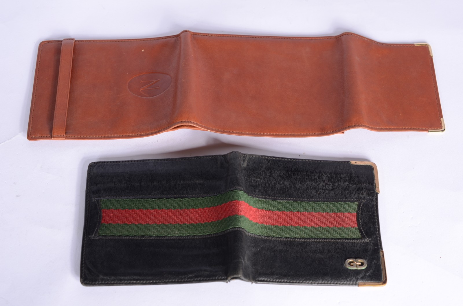 Duas carteiras masculinas, sendo uma Gucci e outra da Natan. Pequenos... - foto 4 de 5
