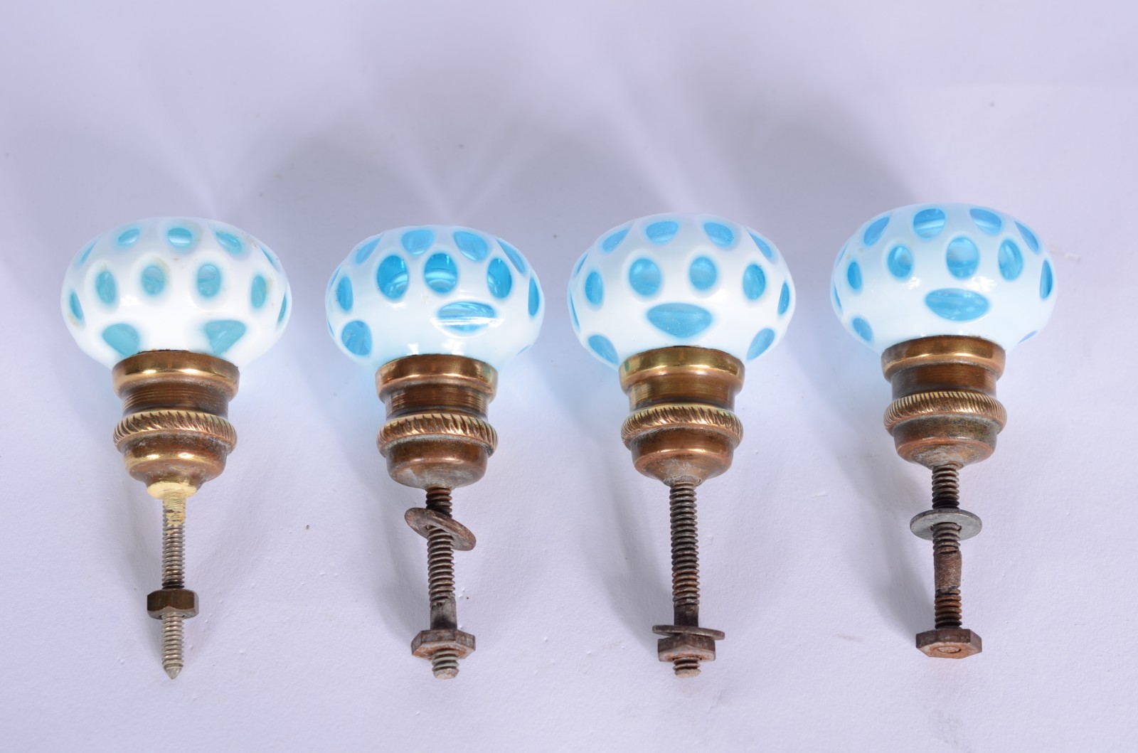 Quatro puxadores de overlay na cor azul e branca. - foto 4 de 4