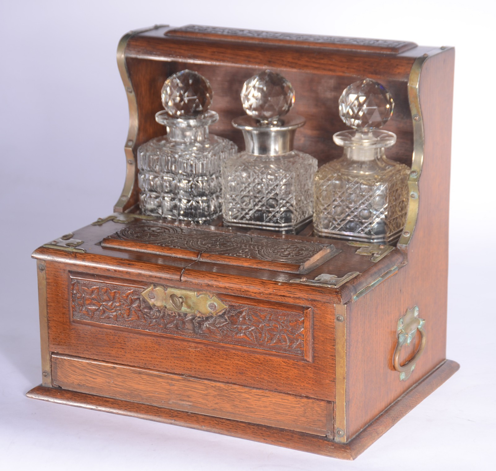 Tântalo estilo inglês de madeira com 3 licoreiras de cristal, uma com... - foto 2 de 11