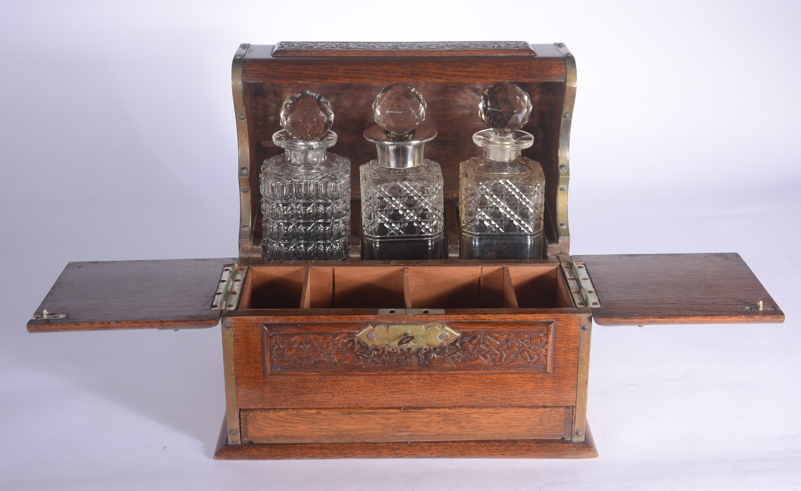Tântalo estilo inglês de madeira com 3 licoreiras de cristal, uma com... - foto 3 de 11