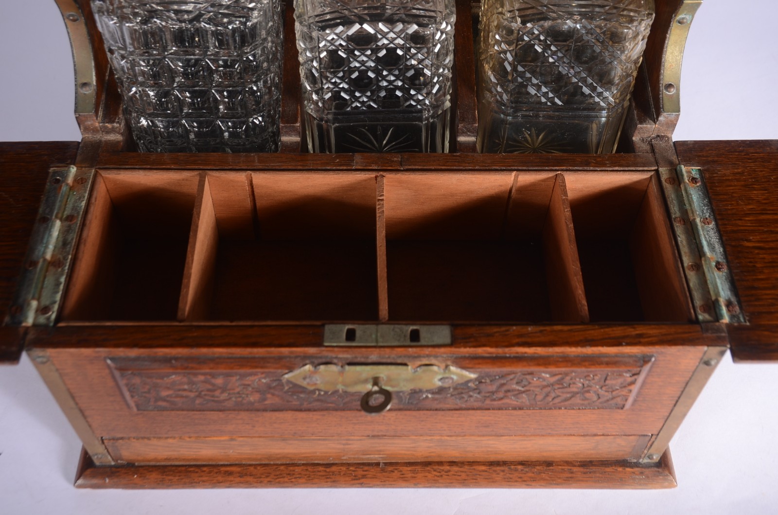 Tântalo estilo inglês de madeira com 3 licoreiras de cristal, uma com... - foto 4 de 11