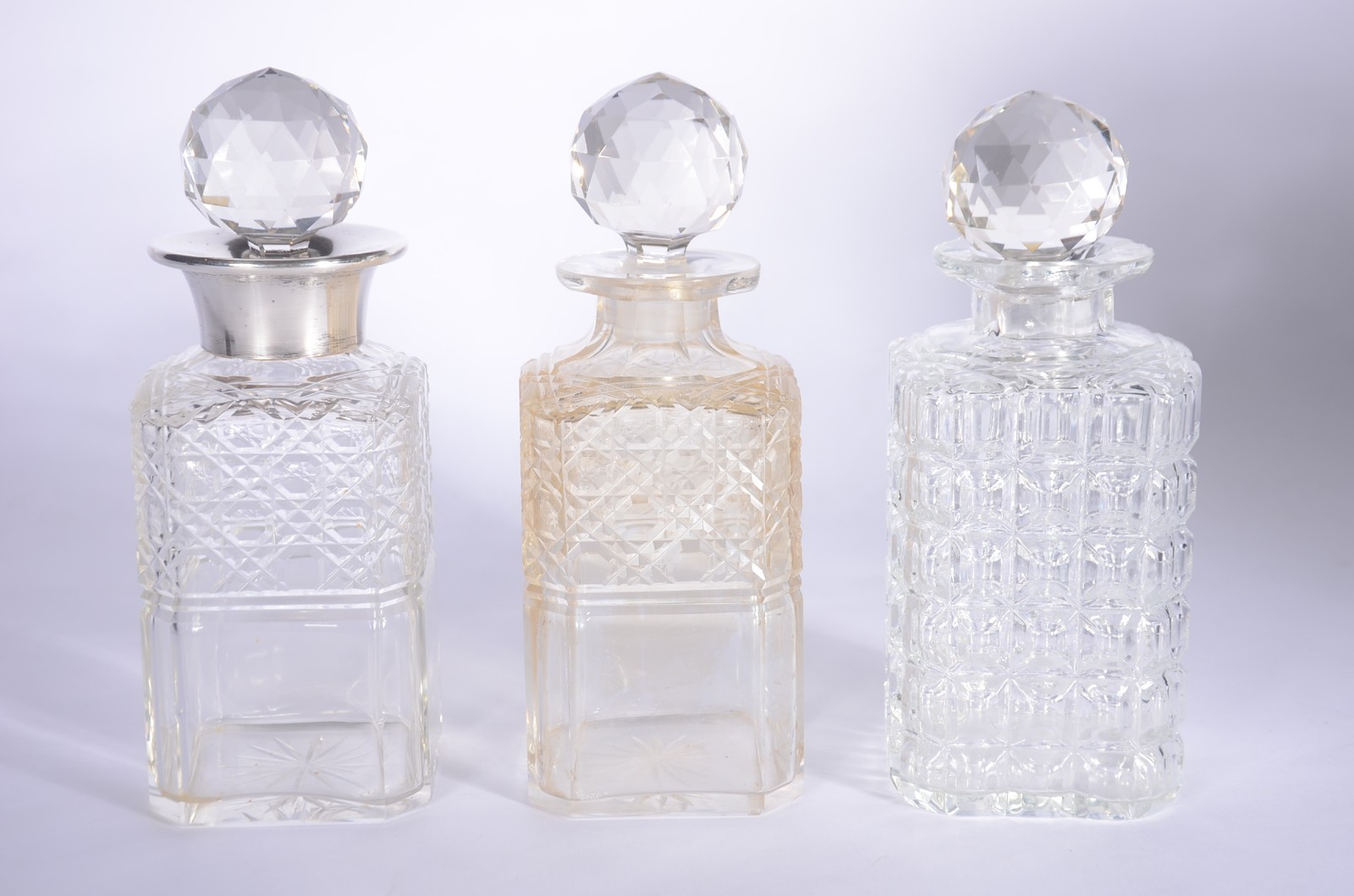 Tântalo estilo inglês de madeira com 3 licoreiras de cristal, uma com... - foto 6 de 11