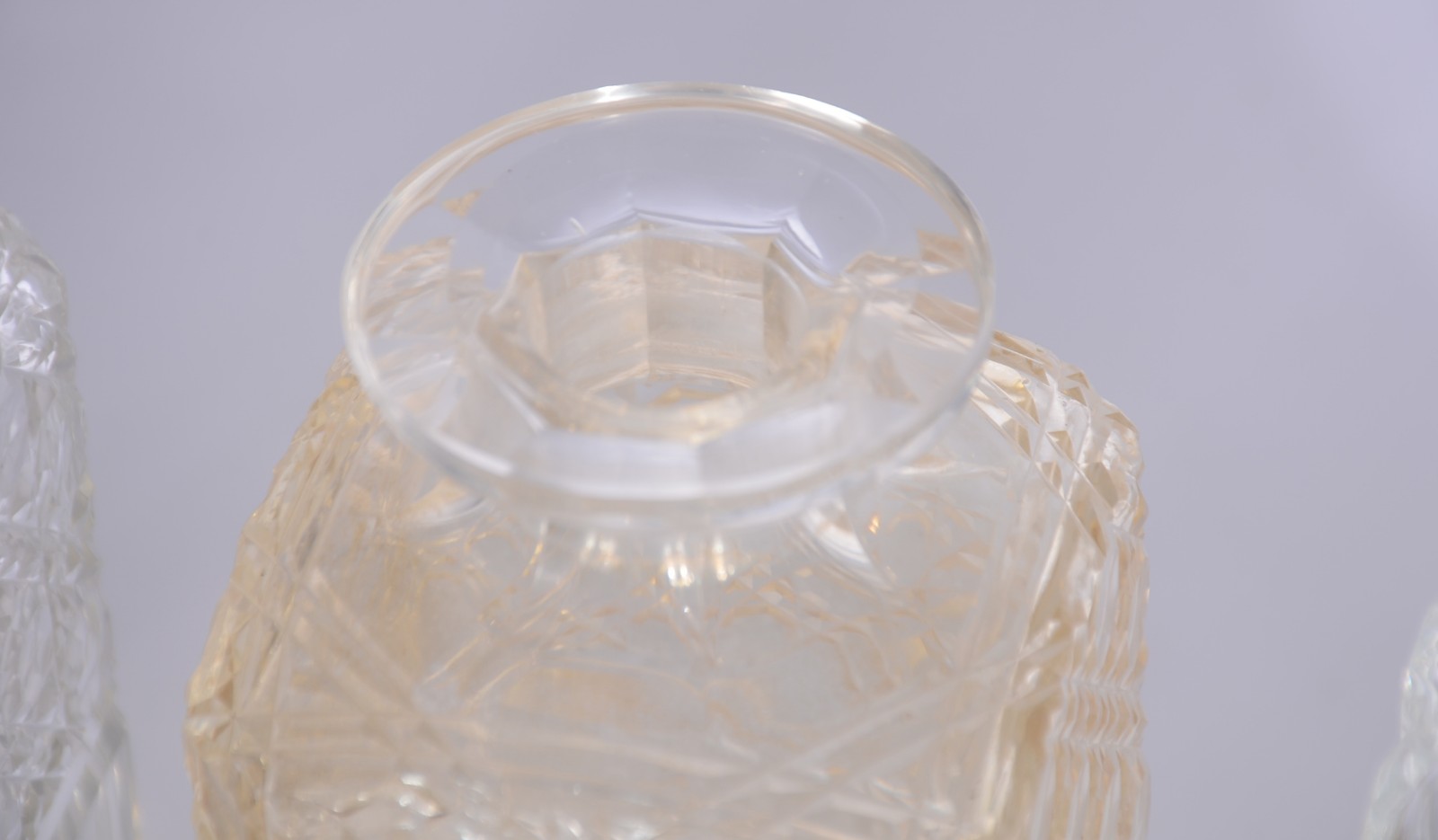 Tântalo estilo inglês de madeira com 3 licoreiras de cristal, uma com... - foto 8 de 11