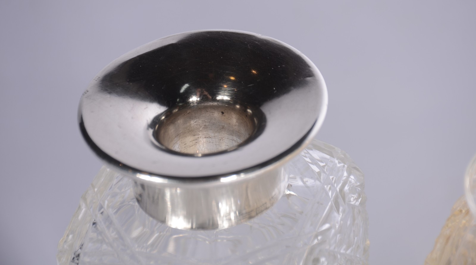 Tântalo estilo inglês de madeira com 3 licoreiras de cristal, uma com... - foto 9 de 11