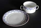 Porcelanas Renner (1937-1990),  - Serviço de jantar e café de porcelana Renner, composto de: 24 pratos rasos (1 bicado), 12 pratos fundos, 12 pratos de sobremesa, 12 taças para consome