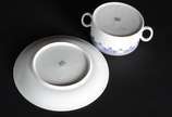 Porcelanas Renner (1937-1990),  - Serviço de jantar e café de porcelana Renner, composto de: 24 pratos rasos (1 bicado), 12 pratos fundos, 12 pratos de sobremesa, 12 taças para consome