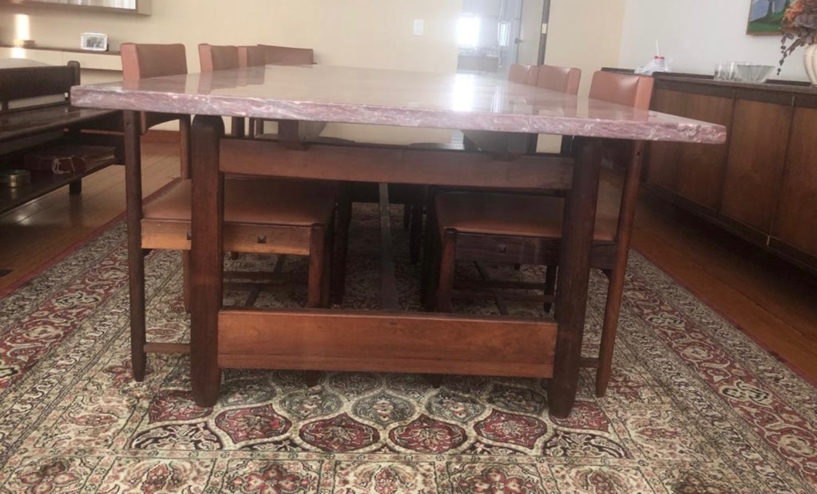 Mesa de jantar com base de jacarandá e tampo mármore vinho rajado... - foto 1 de 7