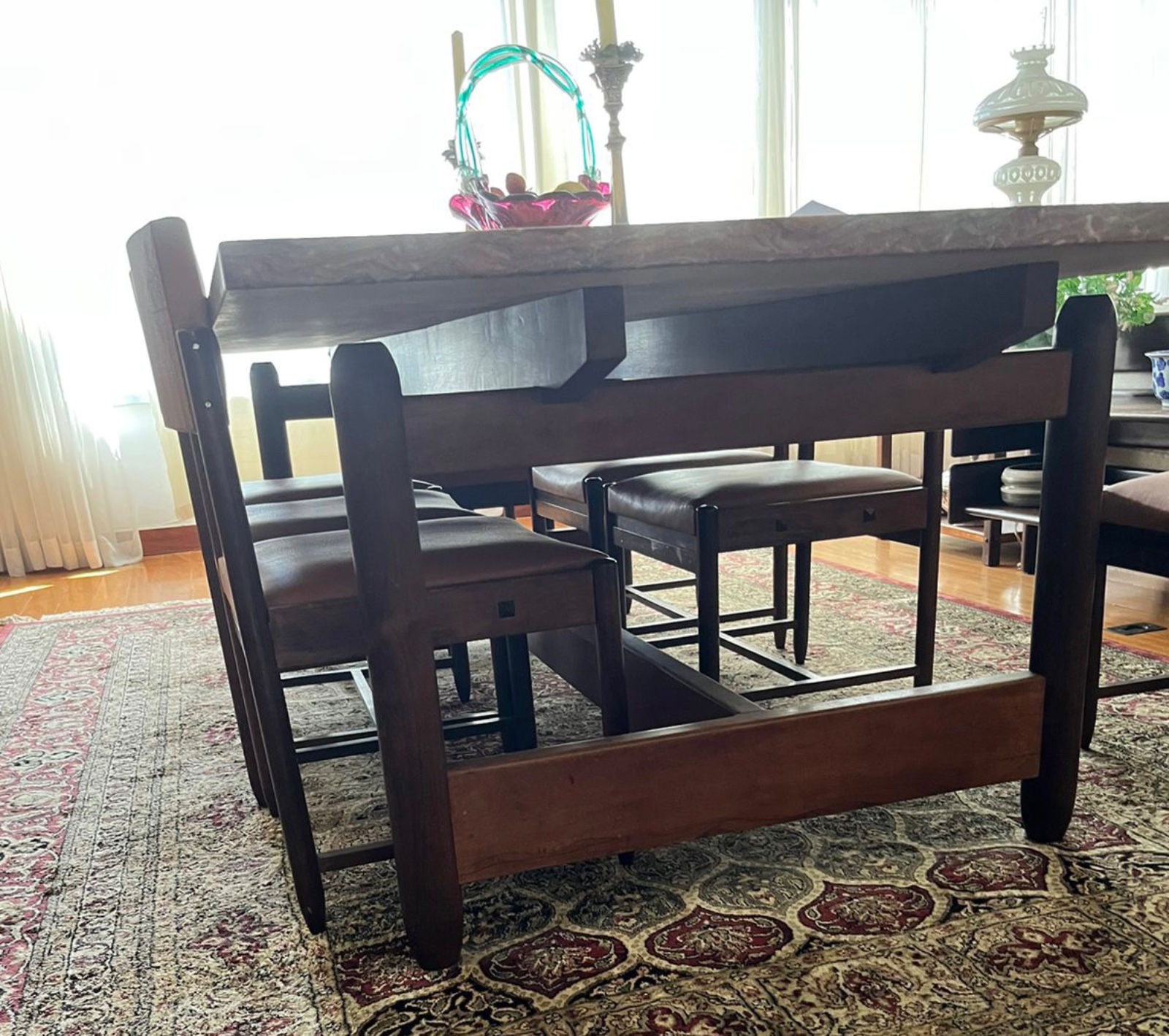 Mesa de jantar com base de jacarandá e tampo mármore vinho rajado... - foto 2 de 7