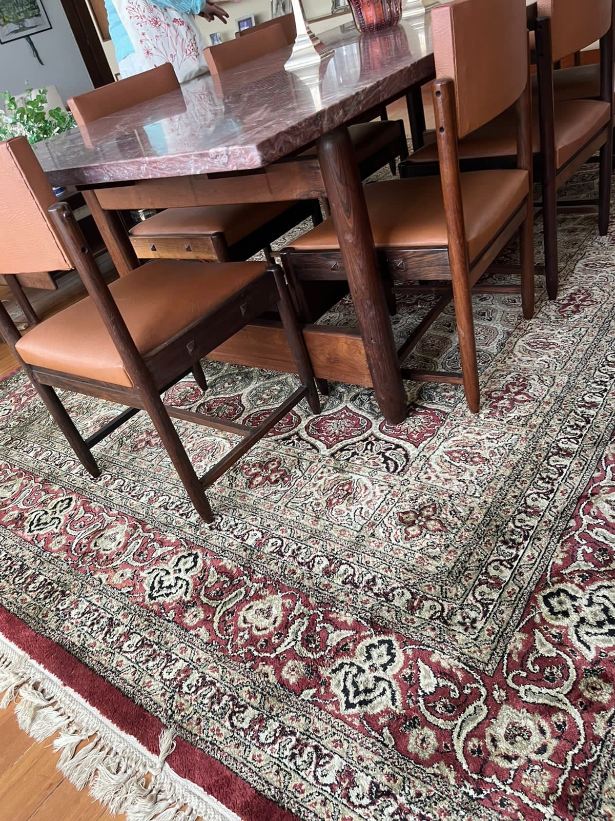 Mesa de jantar com base de jacarandá e tampo mármore vinho rajado... - foto 3 de 7