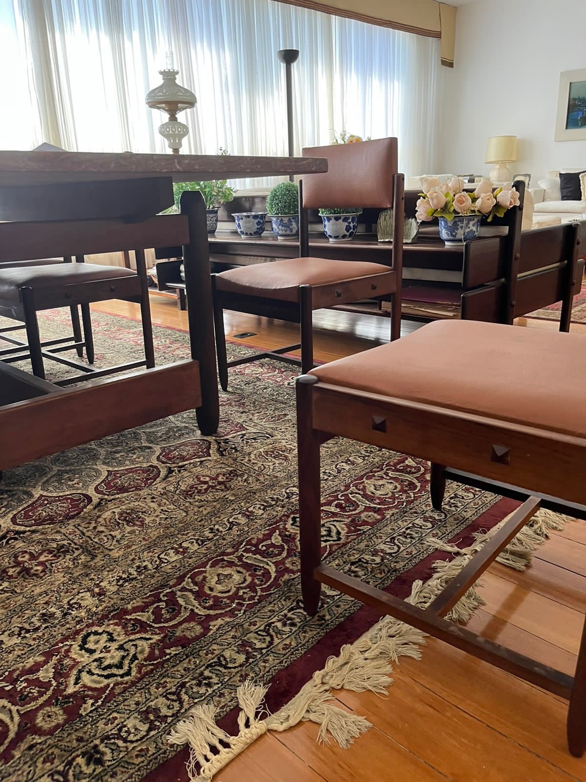 Mesa de jantar com base de jacarandá e tampo mármore vinho rajado... - foto 4 de 7