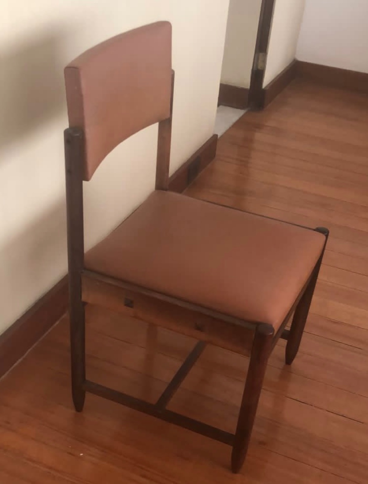 Mesa de jantar com base de jacarandá e tampo mármore vinho rajado... - foto 6 de 7