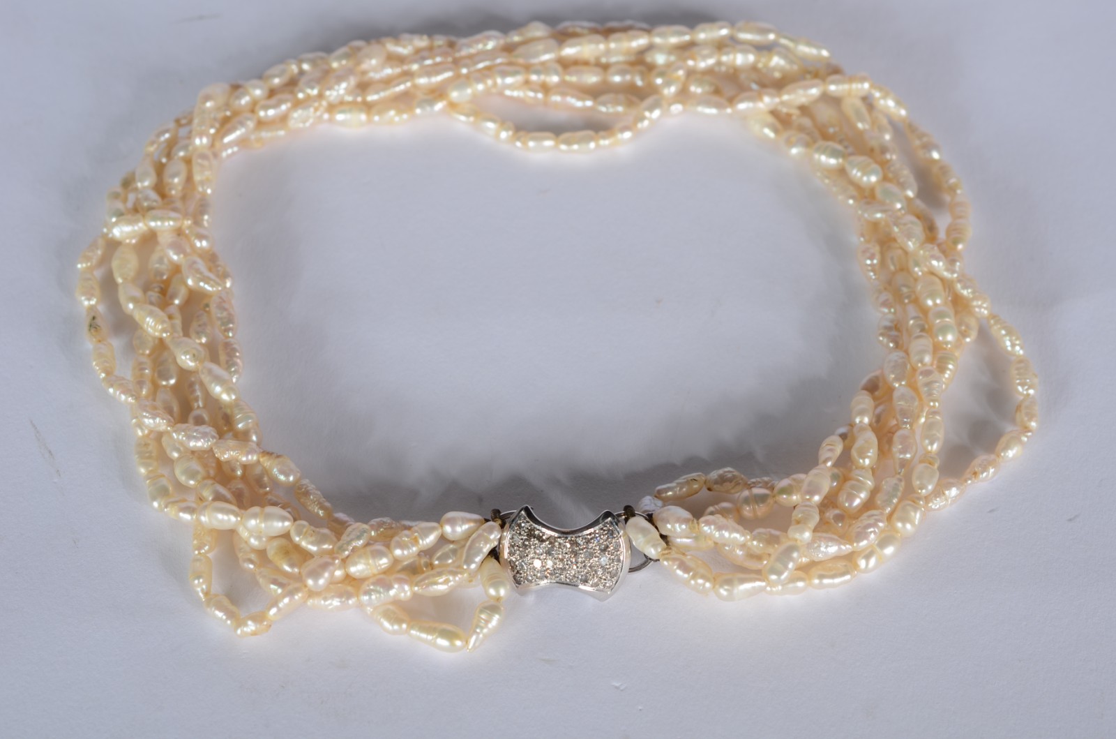Colar perolas de arroz, fecho de ouro branco com aproximadamente 39... - foto 2 de 9