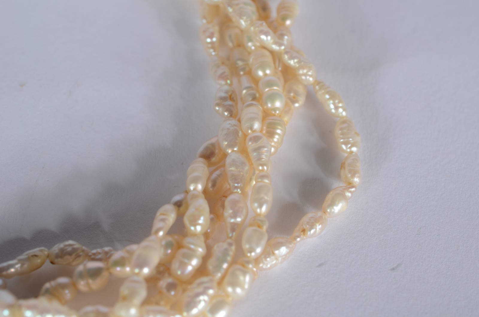 Colar perolas de arroz, fecho de ouro branco com aproximadamente 39... - foto 3 de 9