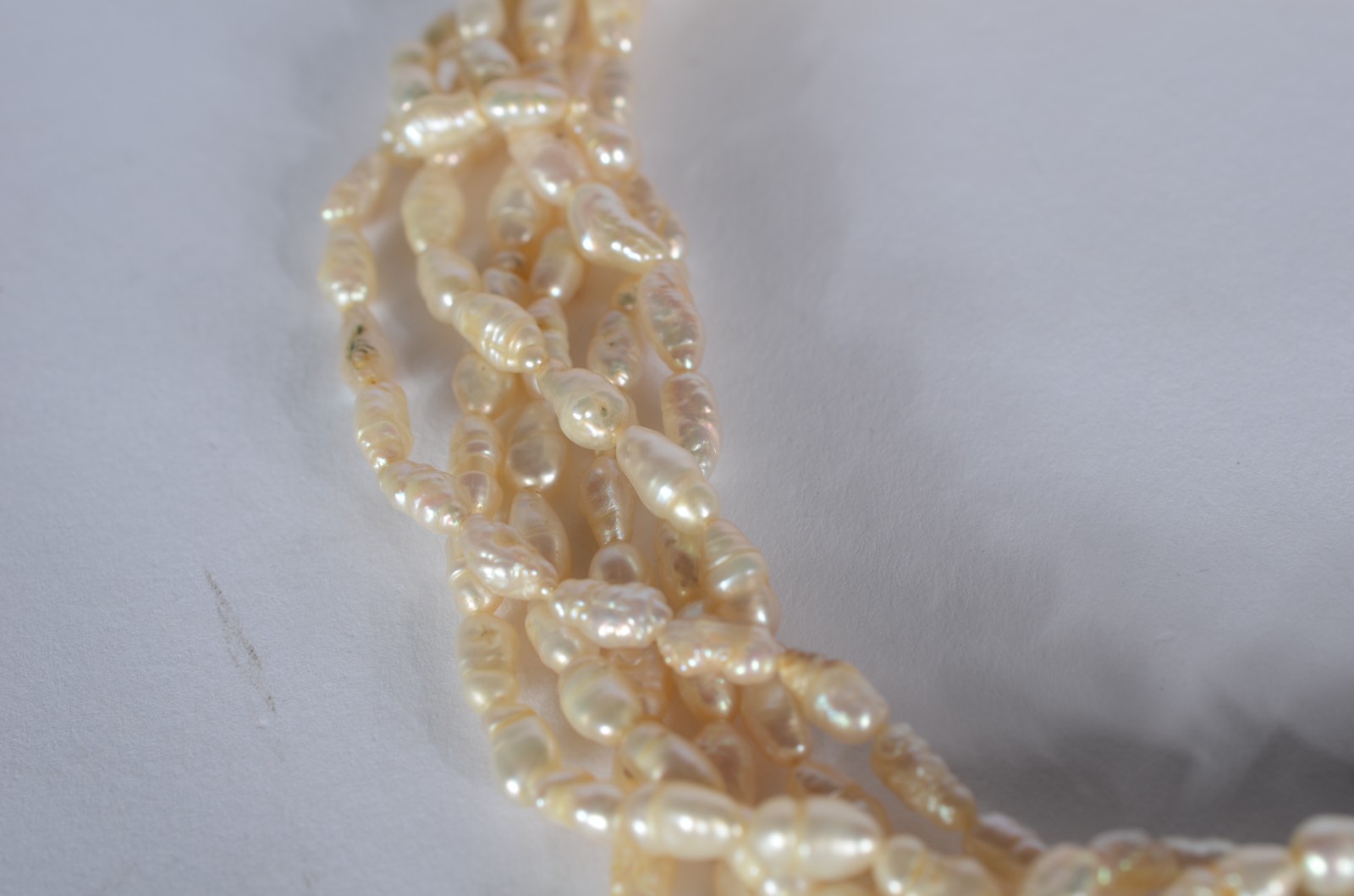 Colar perolas de arroz, fecho de ouro branco com aproximadamente 39... - foto 5 de 9