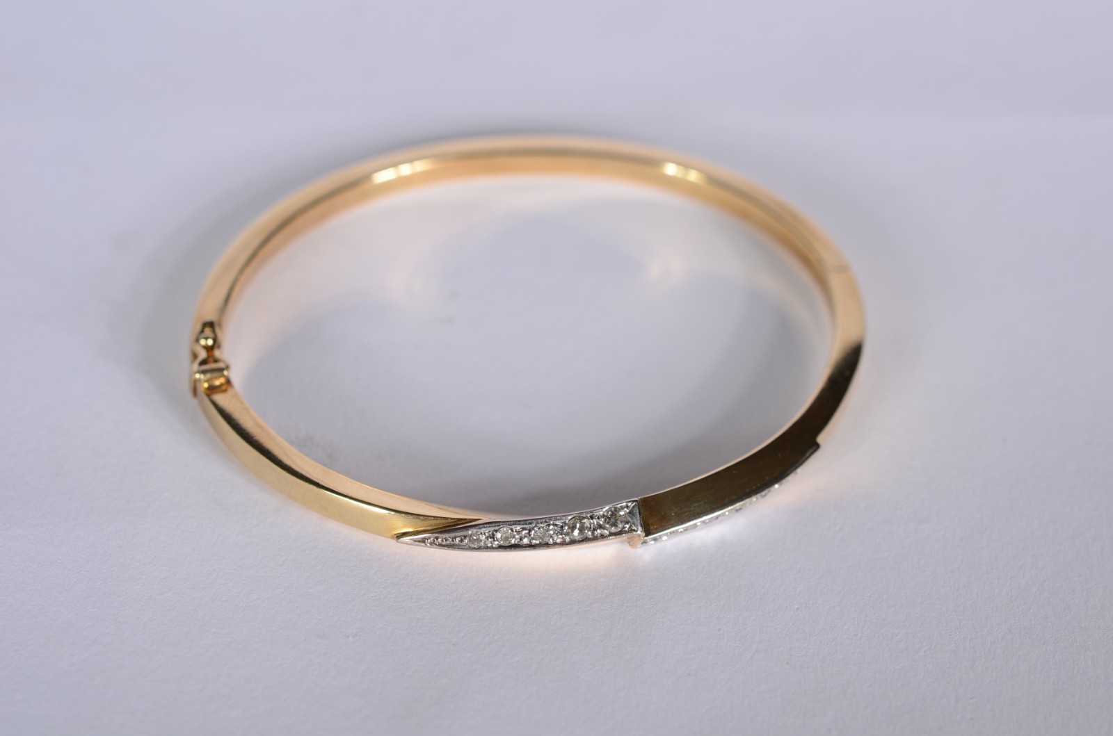 Pulseira de ouro 18 k., aproximadamente 10 brilhantes. (Por motivos... - foto 1 de 4