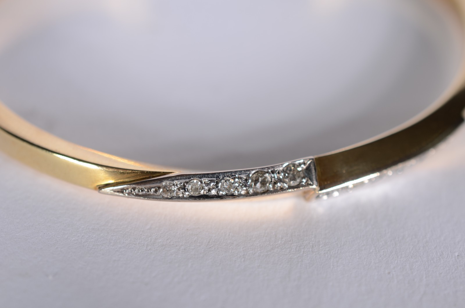 Pulseira de ouro 18 k., aproximadamente 10 brilhantes. (Por motivos... - foto 2 de 4