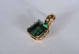 Pendente de ouro 18 k., contendo uma turmalina ... - Pendente de ouro 18 k., contendo uma turmalina verde de lapidação octogonal, peso estimado em aproximadamente 10 ct, grau de cor forte, grau de ...