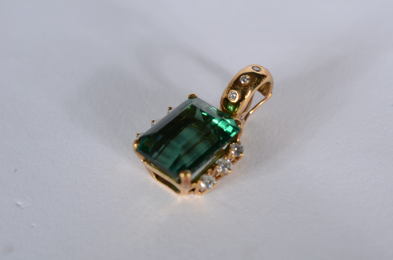 Pendente de ouro 18 k., contendo uma turmalina verde de lapidação... - foto 1 de 5