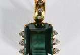 Pendente de ouro 18 k., contendo uma turmalina ... - Pendente de ouro 18 k., contendo uma turmalina verde de lapidação octogonal, peso estimado em aproximadamente 10 ct, grau de cor forte, grau de ...