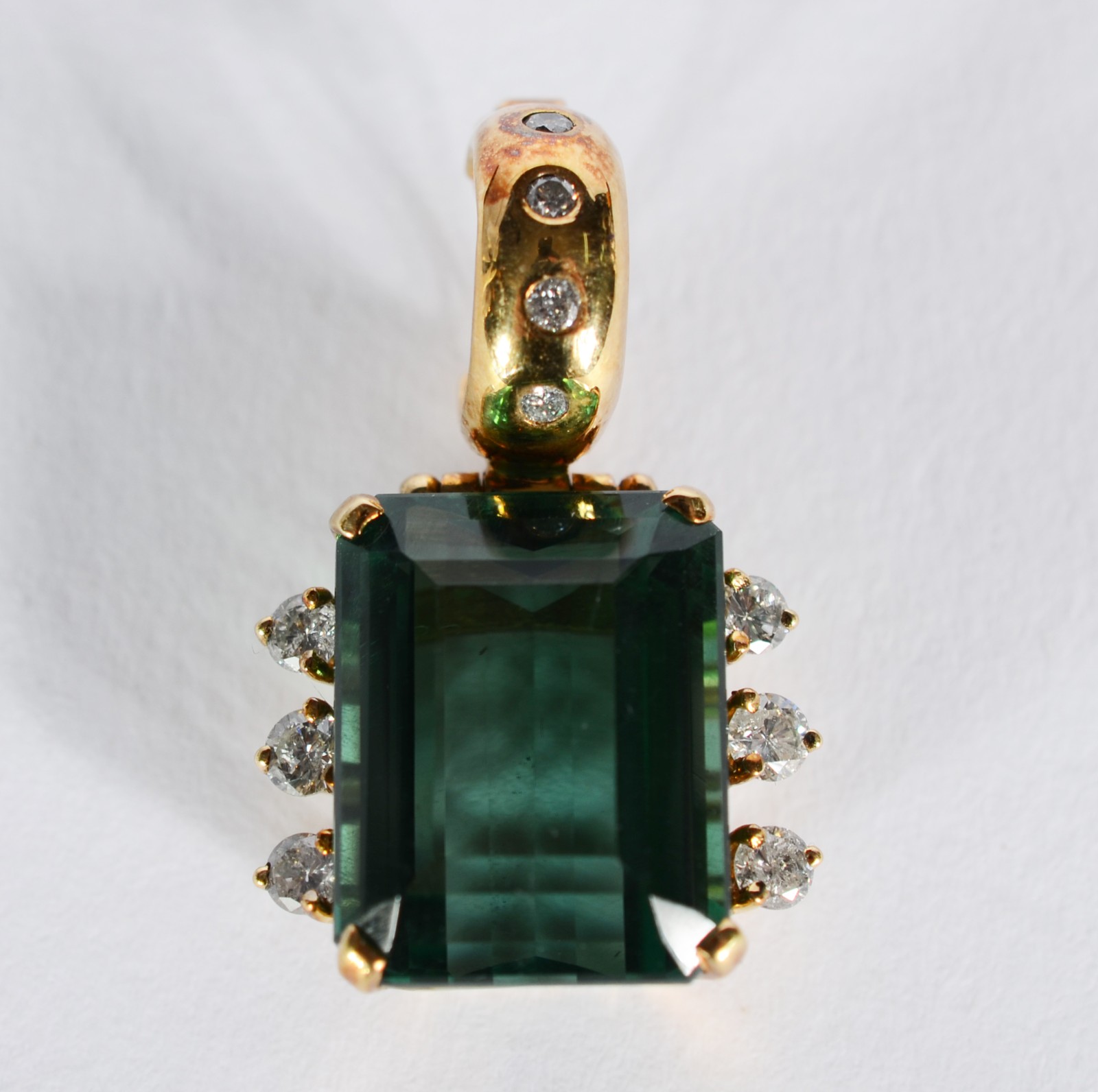 Pendente de ouro 18 k., contendo uma turmalina verde de lapidação... - foto 2 de 5