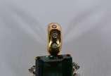 Pendente de ouro 18 k., contendo uma turmalina ... - Pendente de ouro 18 k., contendo uma turmalina verde de lapidação octogonal, peso estimado em aproximadamente 10 ct, grau de cor forte, grau de ...