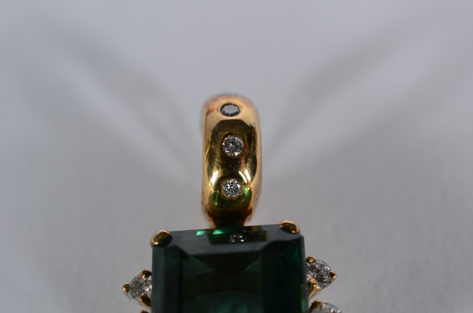 Pendente de ouro 18 k., contendo uma turmalina verde de lapidação... - foto 3 de 5