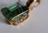 Pendente de ouro 18 k., contendo uma turmalina ... - Pendente de ouro 18 k., contendo uma turmalina verde de lapidação octogonal, peso estimado em aproximadamente 10 ct, grau de cor forte, grau de ...
