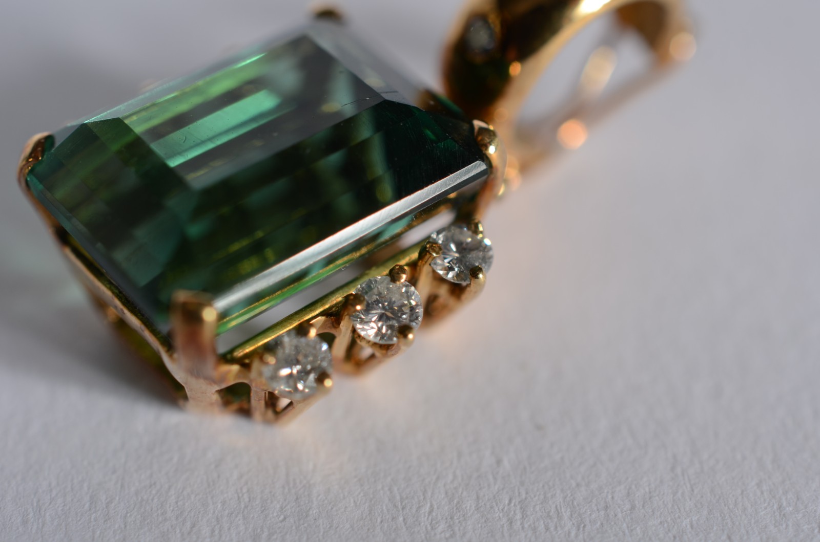 Pendente de ouro 18 k., contendo uma turmalina verde de lapidação... - foto 4 de 5