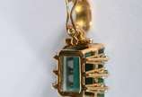 Pendente de ouro 18 k., contendo uma turmalina ... - Pendente de ouro 18 k., contendo uma turmalina verde de lapidação octogonal, peso estimado em aproximadamente 10 ct, grau de cor forte, grau de ...