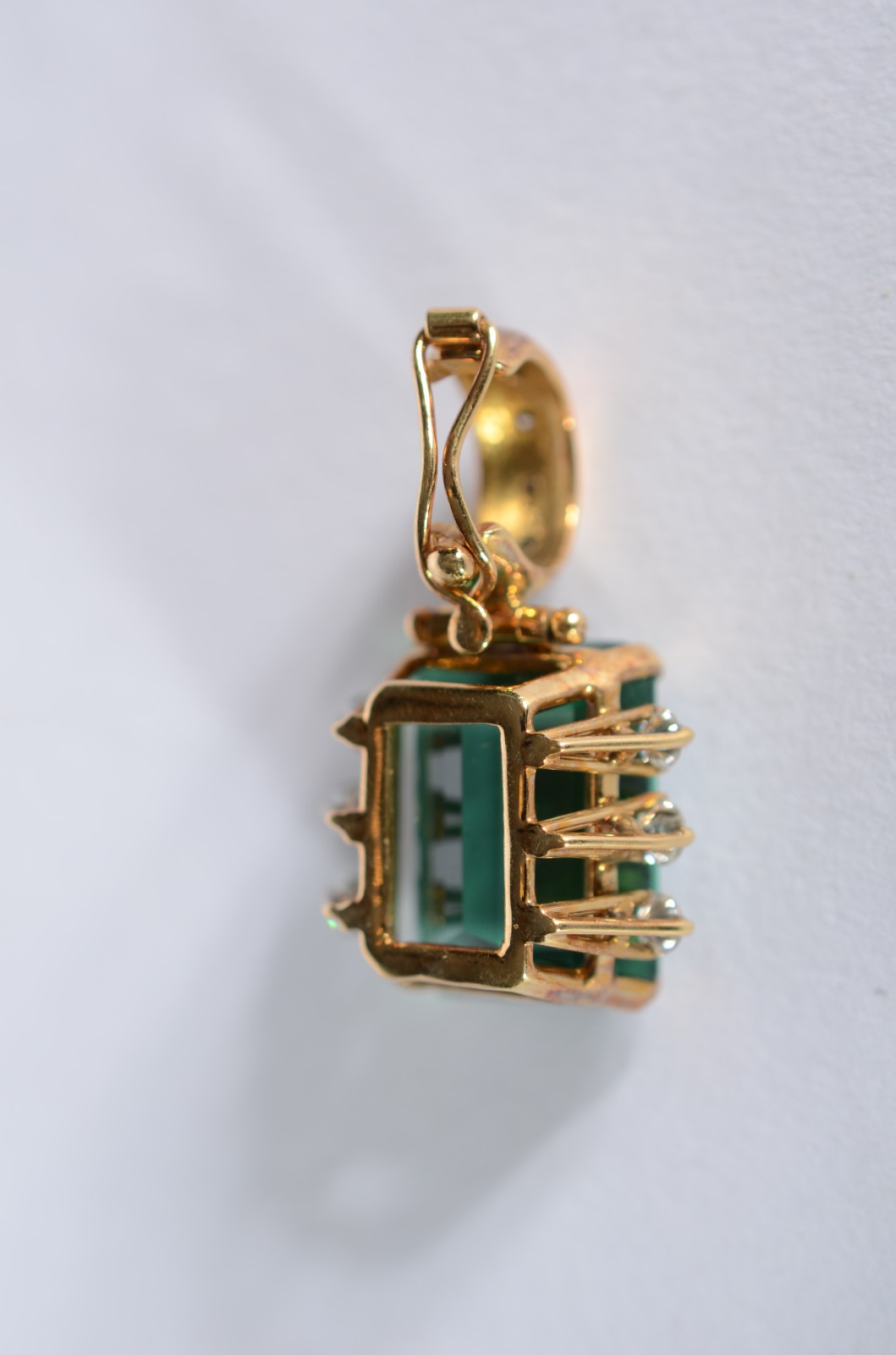 Pendente de ouro 18 k., contendo uma turmalina verde de lapidação... - foto 5 de 5