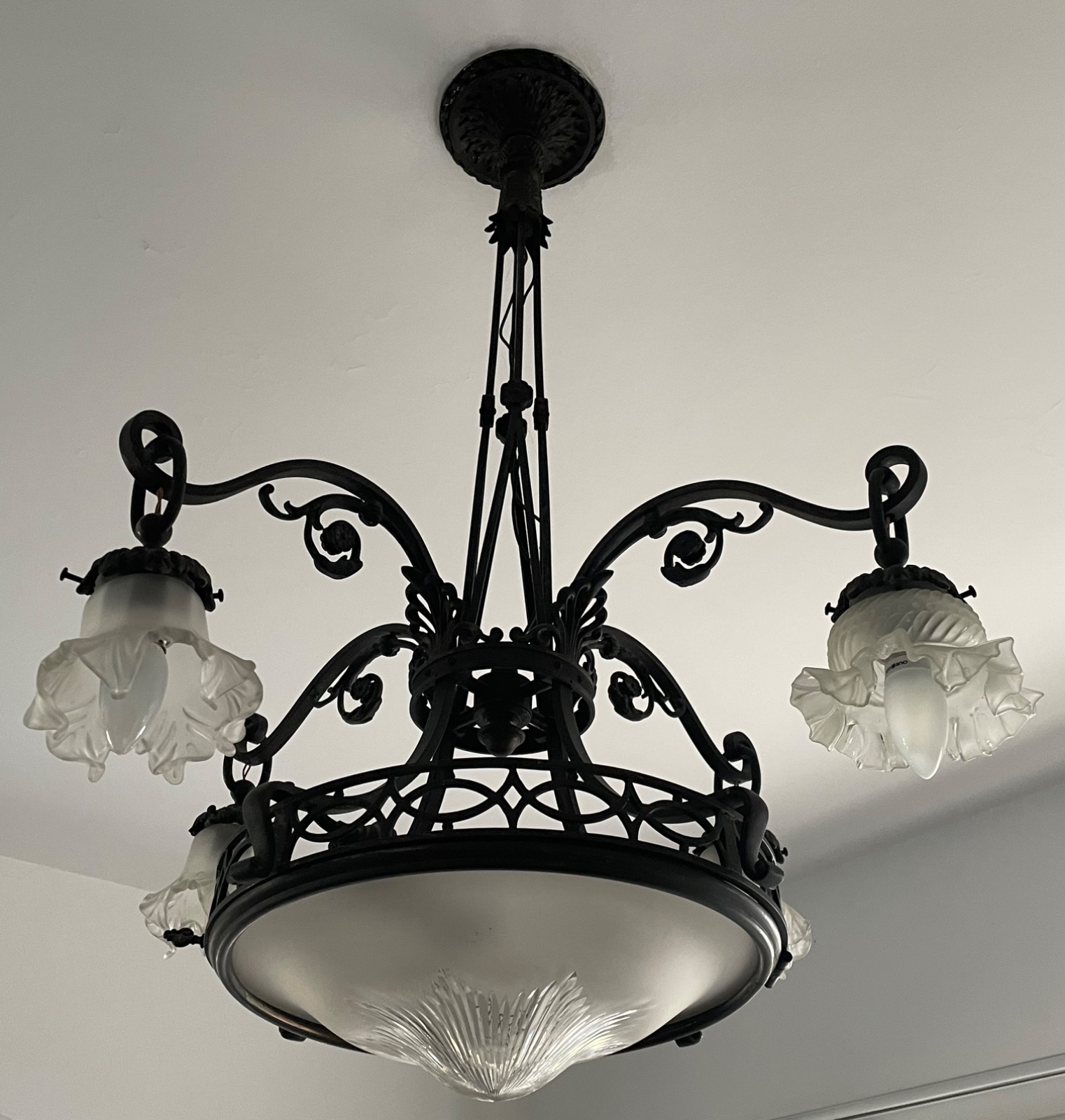 Lustre de metal com quatro braços, mangas de vidro fosco (uma delas... - foto 1 de 3