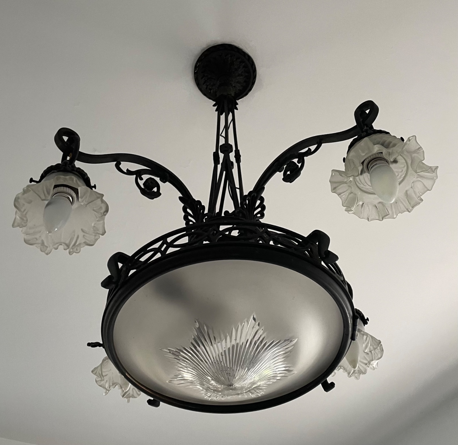 Lustre de metal com quatro braços, mangas de vidro fosco (uma delas... - foto 2 de 3