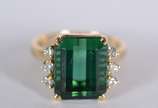 Anel de ouro 18 k, contendo uma turmalina verde... - Anel de ouro 18 k, contendo uma turmalina verde de lapidação octogonal, peso estimado em aproximadamente 6 ct, grau de cor forte, grau de pureza...