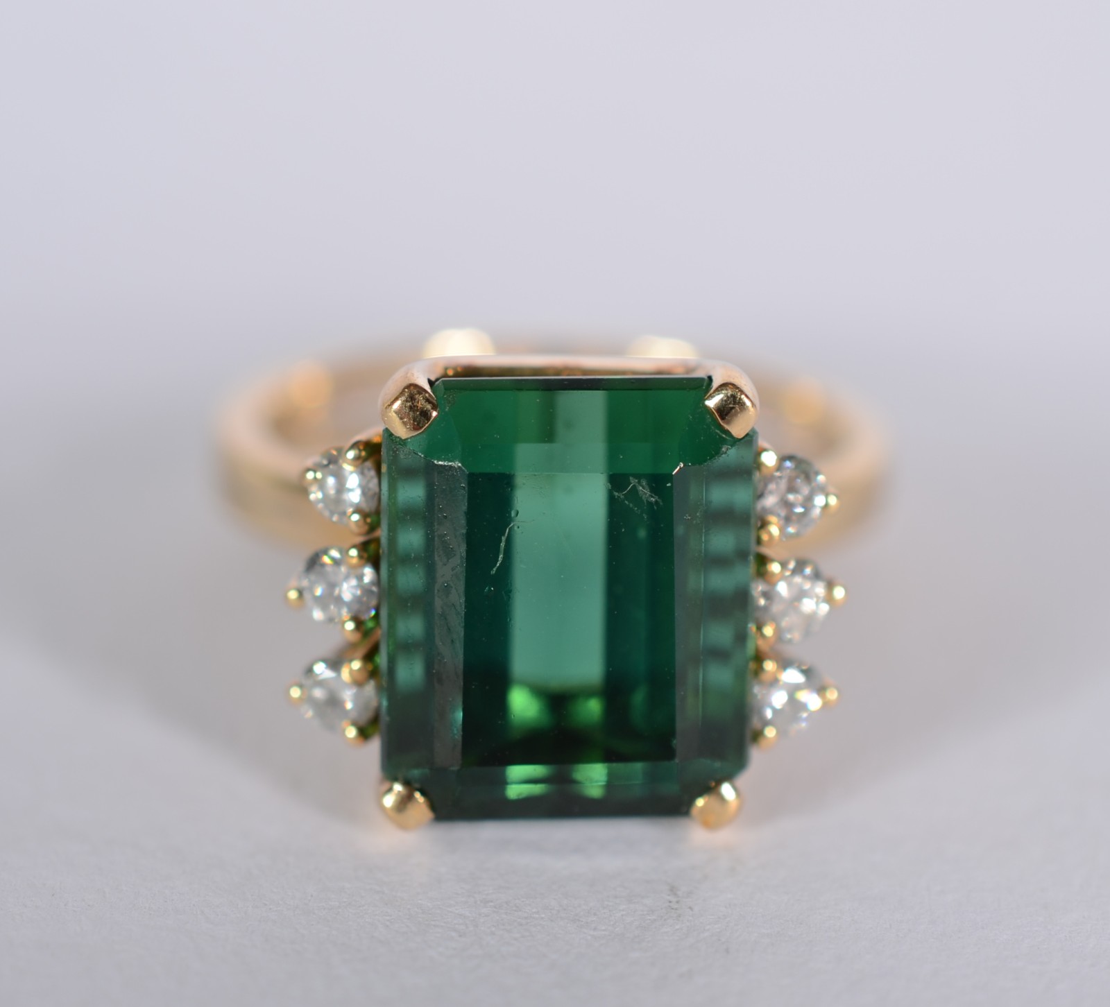 Anel de ouro 18 k, contendo uma turmalina verde de lapidação... - foto 1 de 7