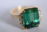 Anel de ouro 18 k, contendo uma turmalina verde... - Anel de ouro 18 k, contendo uma turmalina verde de lapidação octogonal, peso estimado em aproximadamente 6 ct, grau de cor forte, grau de pureza...