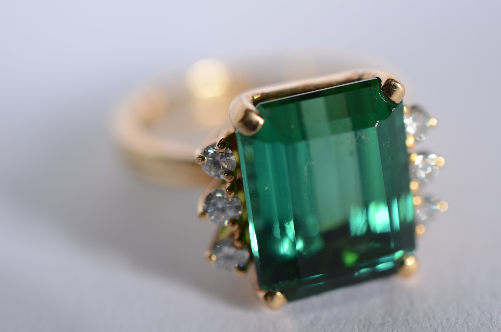 Anel de ouro 18 k, contendo uma turmalina verde de lapidação... - foto 2 de 7