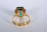 Anel de ouro 18 k, contendo uma turmalina verde... - Anel de ouro 18 k, contendo uma turmalina verde de lapidação octogonal, peso estimado em aproximadamente 6 ct, grau de cor forte, grau de pureza...