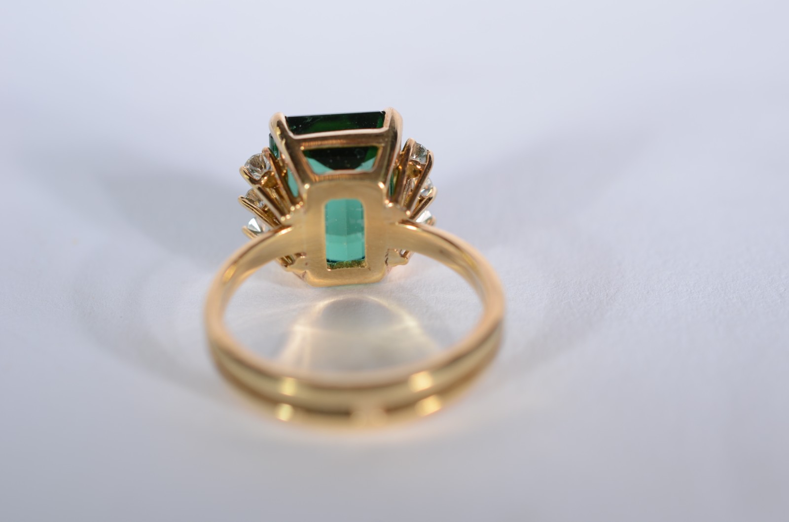 Anel de ouro 18 k, contendo uma turmalina verde de lapidação... - foto 3 de 7