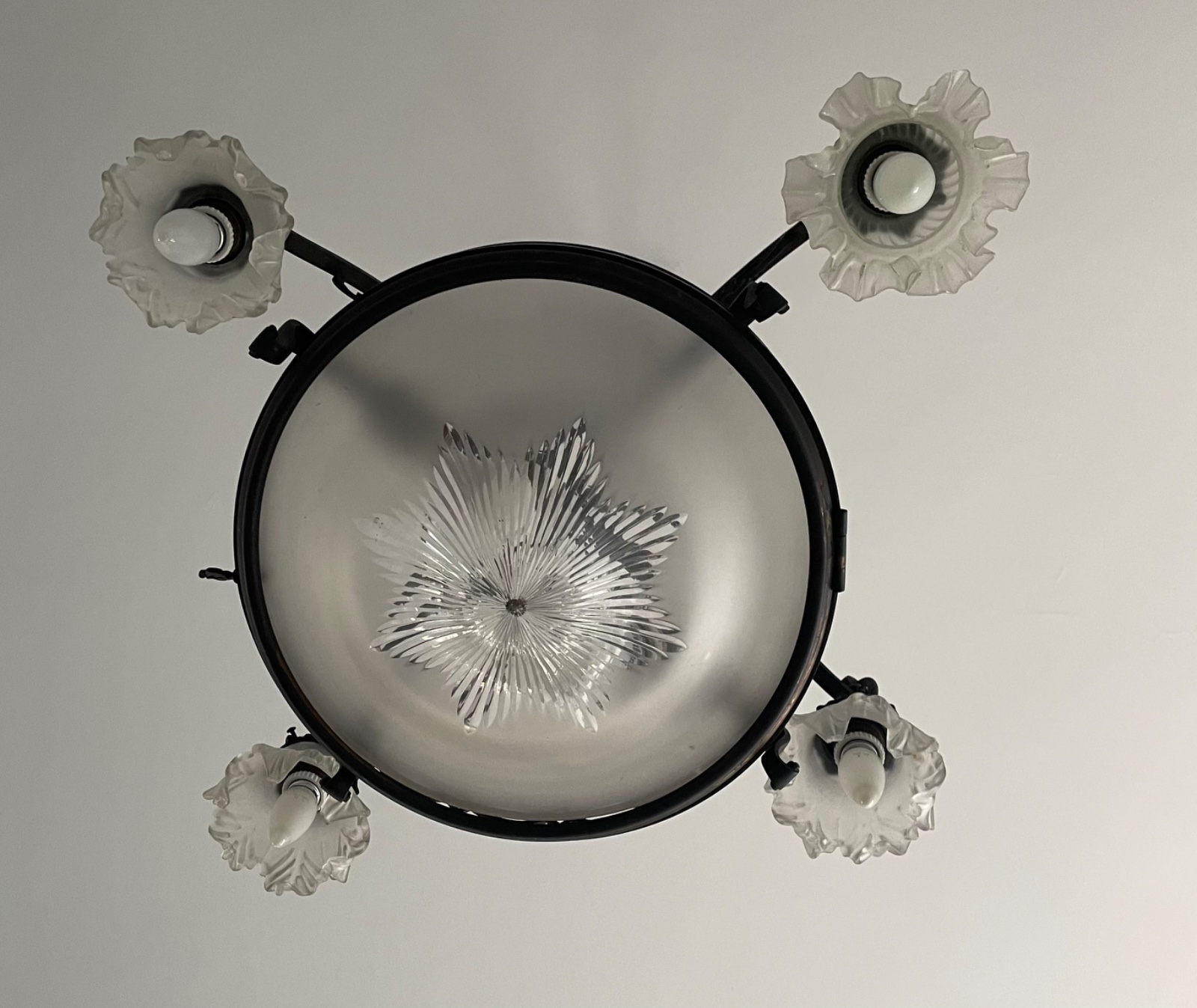 Lustre de metal com quatro braços, mangas de vidro fosco (uma delas... - foto 3 de 3