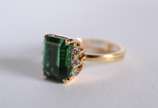 Anel de ouro 18 k, contendo uma turmalina verde... - Anel de ouro 18 k, contendo uma turmalina verde de lapidação octogonal, peso estimado em aproximadamente 6 ct, grau de cor forte, grau de pureza...