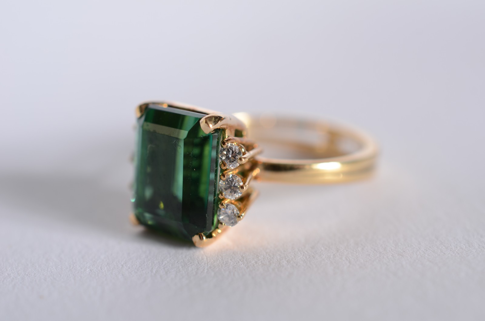 Anel de ouro 18 k, contendo uma turmalina verde de lapidação... - foto 4 de 7