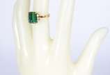 Anel de ouro 18 k, contendo uma turmalina verde... - Anel de ouro 18 k, contendo uma turmalina verde de lapidação octogonal, peso estimado em aproximadamente 6 ct, grau de cor forte, grau de pureza...