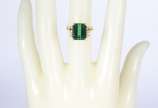 Anel de ouro 18 k, contendo uma turmalina verde... - Anel de ouro 18 k, contendo uma turmalina verde de lapidação octogonal, peso estimado em aproximadamente 6 ct, grau de cor forte, grau de pureza...