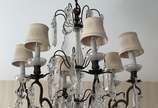 Lustre de cristal estilo Versailles, para 6 luz... - Lustre de cristal estilo Versailles, para 6 luzes, pingentes lapidados e pequenas mangas de tecido bege.