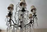 Lustre de cristal estilo Versailles, para 6 luz... - Lustre de cristal estilo Versailles, para 6 luzes, pingentes lapidados e pequenas mangas de tecido bege.