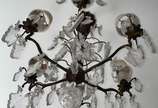Lustre de cristal estilo Versailles, para 6 luz... - Lustre de cristal estilo Versailles, para 6 luzes, pingentes lapidados e pequenas mangas de tecido bege.