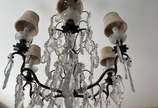 Lustre de cristal estilo Versailles, para 6 luz... - Lustre de cristal estilo Versailles, para 6 luzes, pingentes lapidados e pequenas mangas de tecido bege.